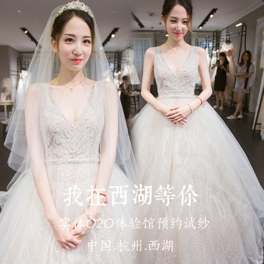 查看淘宝双肩深v领无袖秋季新款露背新娘婚纱礼服 杨怡婚纱大拖尾孕妇