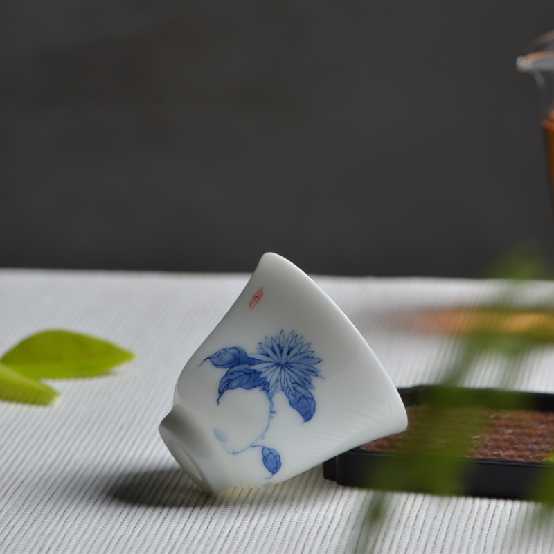 故由景德镇功夫茶具釉下玉泥玉次青花瓷手工手绘梅兰竹菊品茗杯