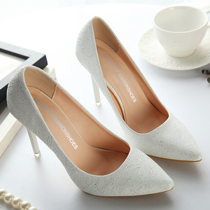 尖头浅口细跟高跟鞋