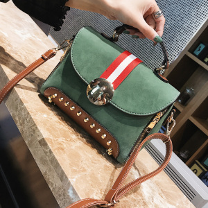 磨砂铆钉撞色单肩包