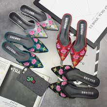 热卖2017春新款绸缎面刺绣花朵民族复古平底鞋女士包头凉拖尖头半