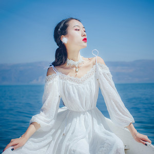 一字领露肩蕾丝吊带连衣裙