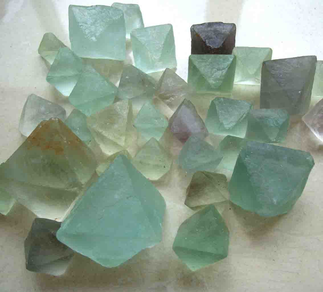 绿萤石单晶体 单颗粒20毫米天然萤石原始标本 每份100克 风水石