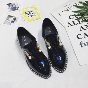 韩版铆钉漆皮小皮鞋