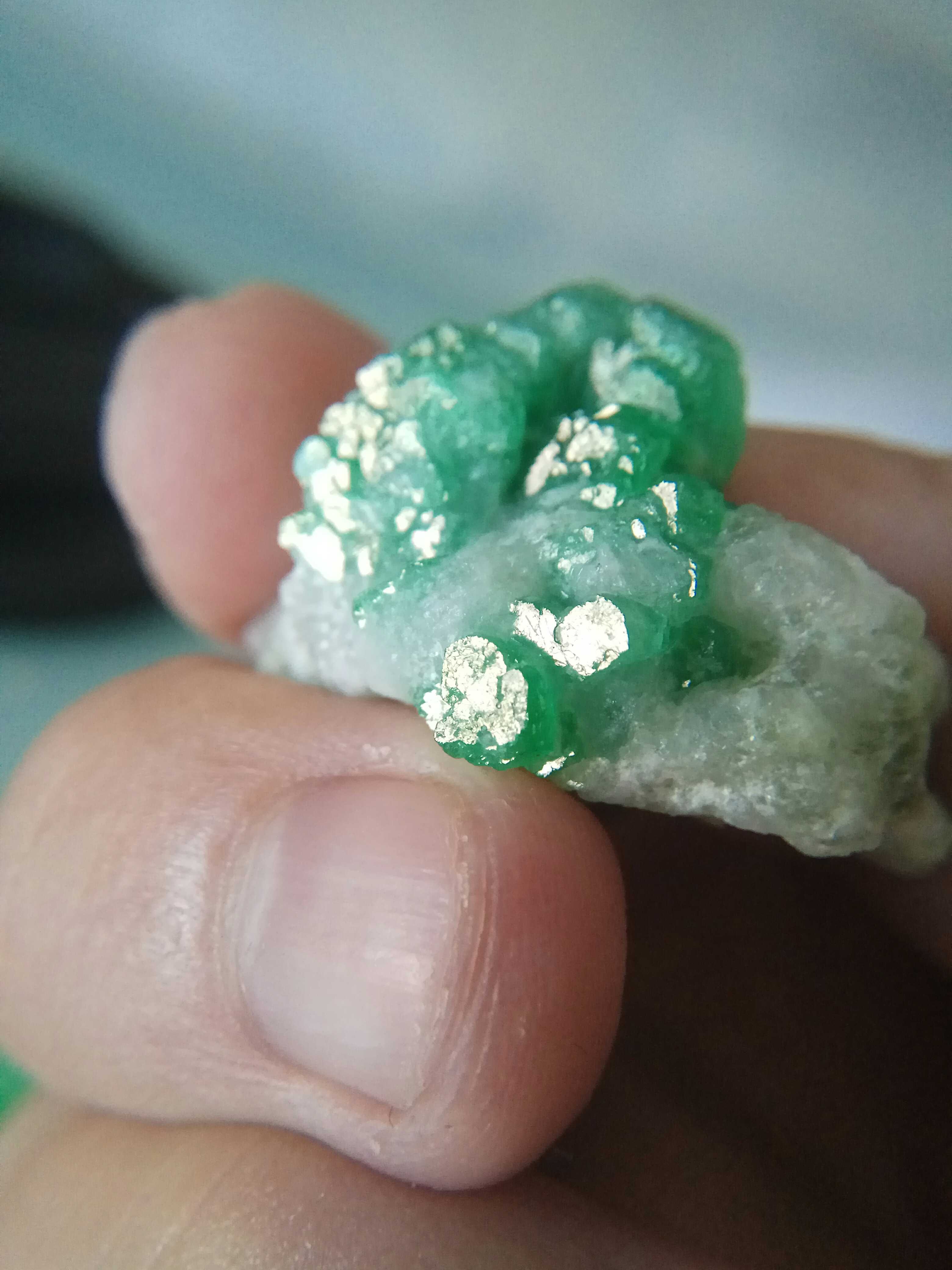 彩色宝石矿标67克拉天然巴基斯坦矩阵晶簇明绿色祖母绿猫矿小摆件