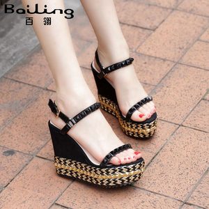 坡跟防水台铆钉草编凉鞋