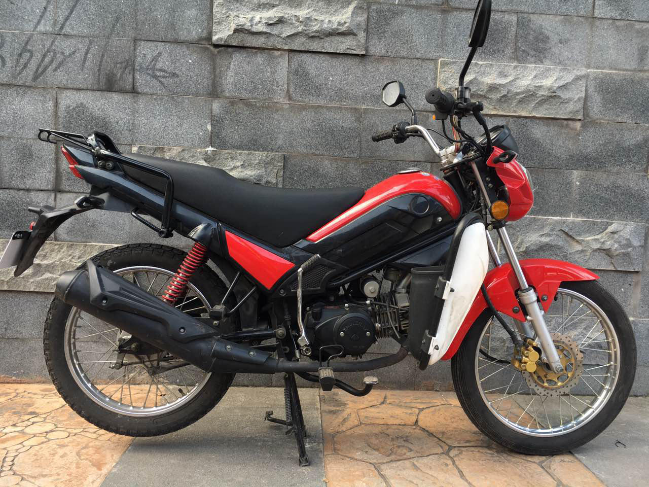 一台鑫源出口125cc 新款嘉陵70款 小魔术师 小蚂蚱 代步摩托车