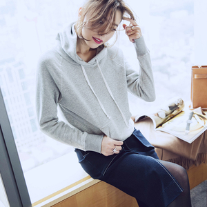 浅灰色连帽卫衣