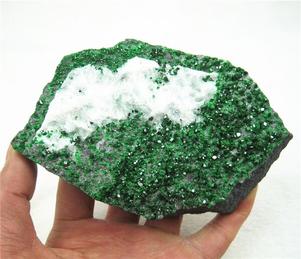 热销矿物晶体 钙铬榴石原石 俄罗斯 矿物晶体宝