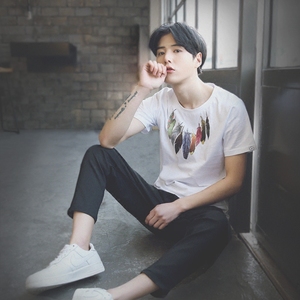 青年羽毛印花半袖T恤