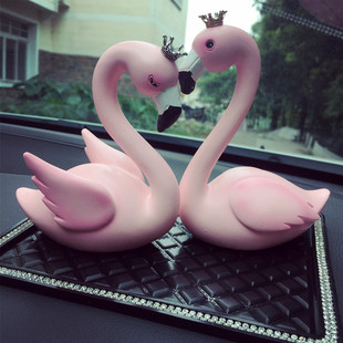 创意可爱火烈鸟汽车摆件车内镶钻皇冠情侣装饰用品高档车载礼物女