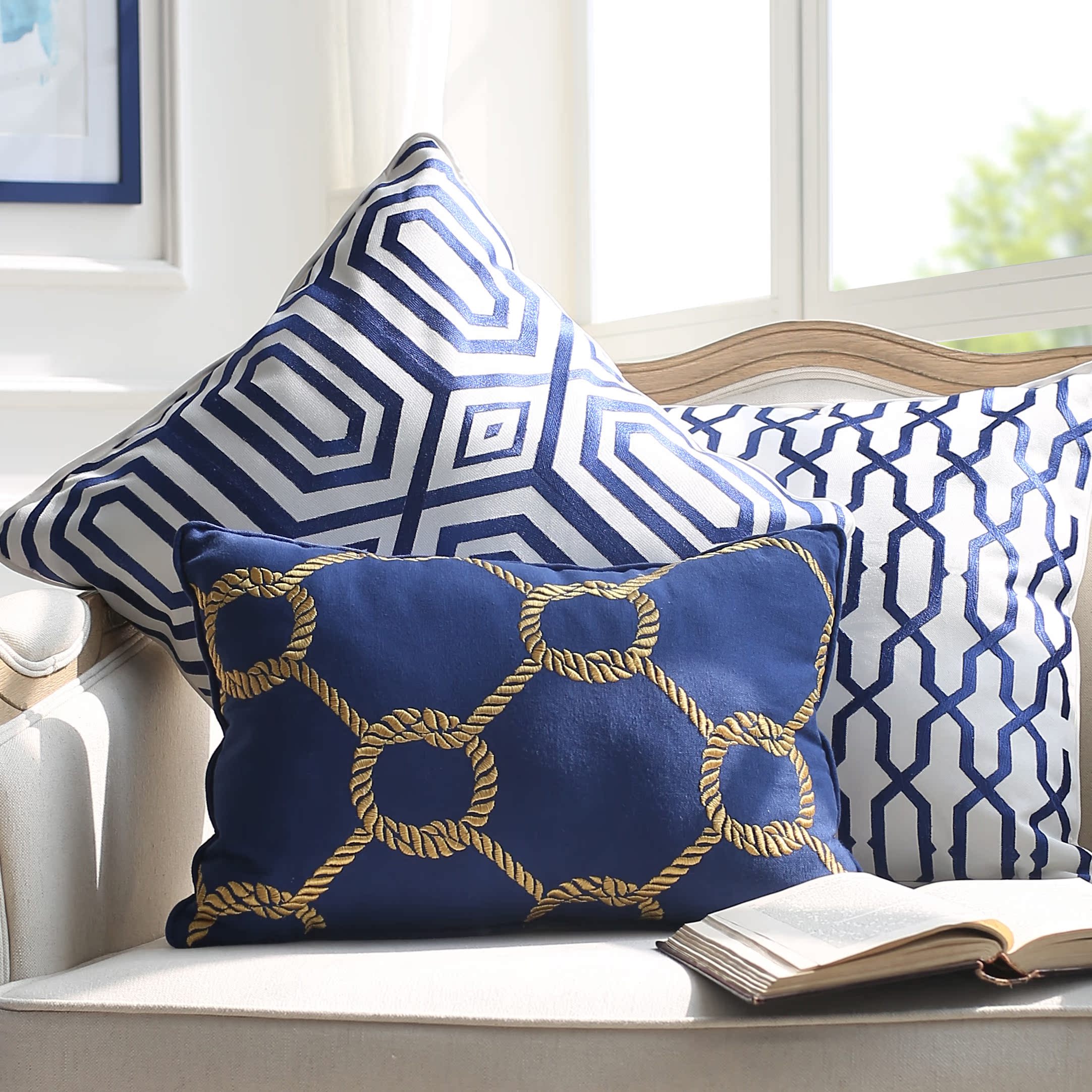 米子家居 地中海风格居家绣花抱枕汽车靠枕办公室腰枕 皇室蓝抱枕