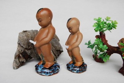假山盆景陶瓷人物拉尿童子尿公摆件鱼缸园林水族造景装饰品工艺品