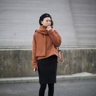 土黄色 tong原创设计女装品牌土黄色黑色大胸围宽松卫衣带围巾简洁 it