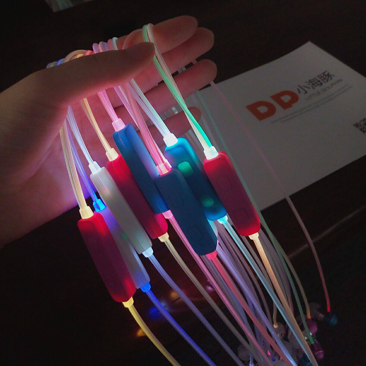 彩色发光耳机入耳式闪光七彩发光耳机金属壳带麦线控变色夜光彩色