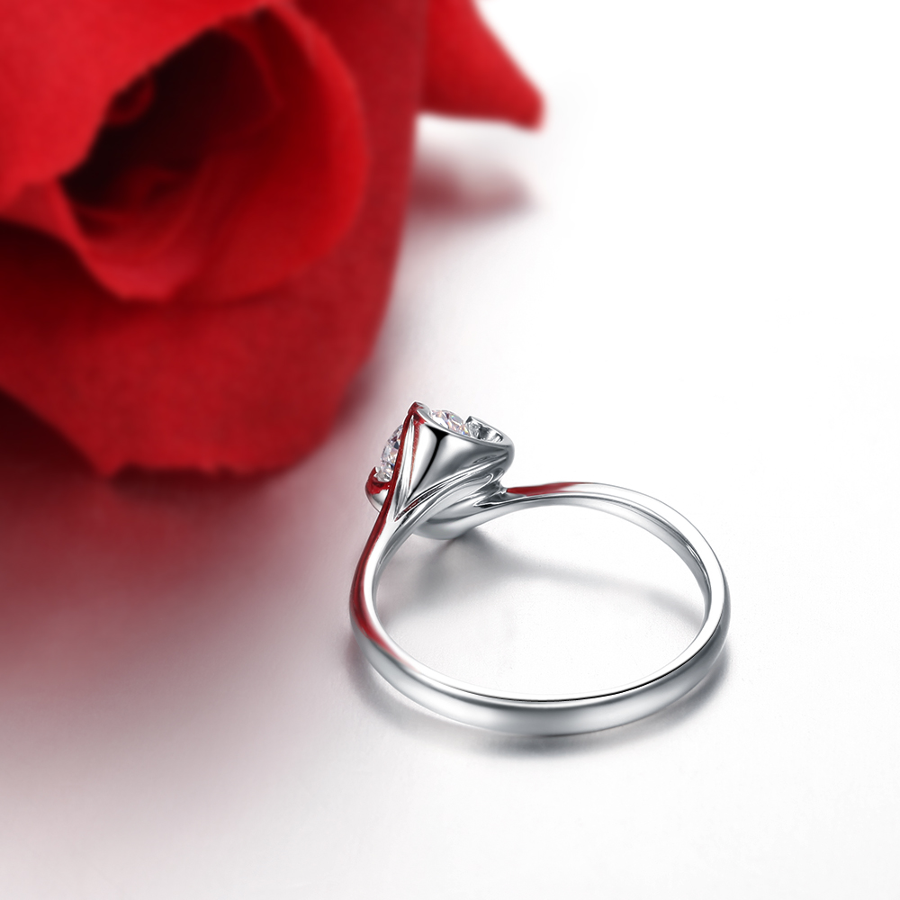 求婚订婚结婚戒指(求婚订婚结婚戒指都用啥牌子)