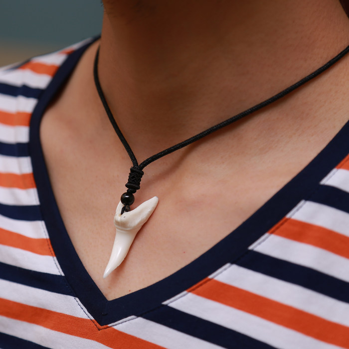 本命年辟邪个性鲨鱼牙项链男女真鲨鱼牙齿吊坠鲨鱼饰品小挂件礼物