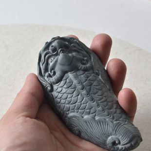 9包邮 家居饰品 雕刻工艺 石雕 > 龙鱼 朴水仙堂 精雕 砚石 鱼化龙 龙